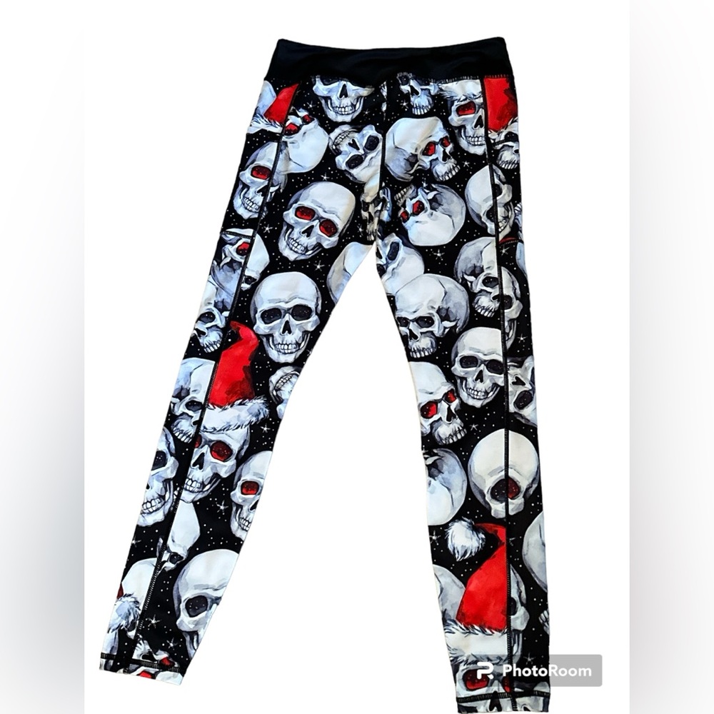 CVG Constantly Varied Gear
SANTA SKULLS-Size Medium